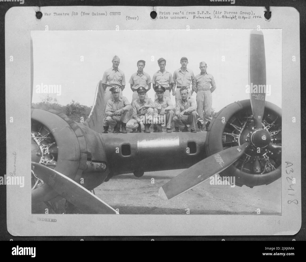 Équipage du Boeing B-17 Forteresse volante de la Cinquième Force aérienne en Nouvelle-Guinée. Rangée inférieure, de gauche à droite, 1st Lt. Francis P. Denault, Springfield, Massachusetts; 1st Lt. Charles L. Anderson, Portland, Oregon, 1st Lt. Roger E. Vargas, Morenci, Arizona; 2nd Lt. Banque D'Images