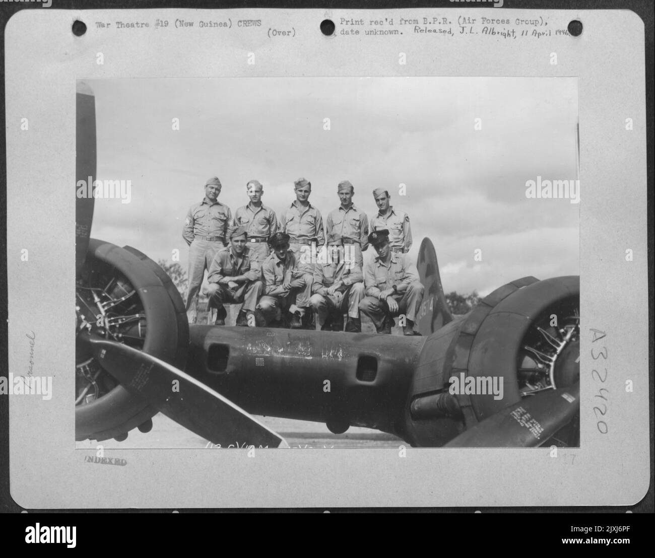 Équipage du Boeing B-17 Forteresse volante de la Cinquième Force aérienne en Nouvelle-Guinée. Rangée du bas, de gauche à droite : 1st Lt William E. O'Brien, Milwaukee, Wisconsin; 2nd Lt James H. Powell, Springfield, Illinois; 2nd Lt Victor H. Franco, Ambridge, Pennsylvanie; 2nd Lt. Banque D'Images