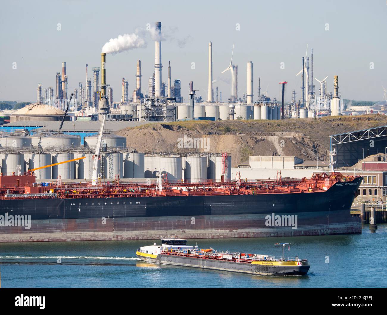 Le port de Rotterdam est le plus grand port maritime d'Europe, et le