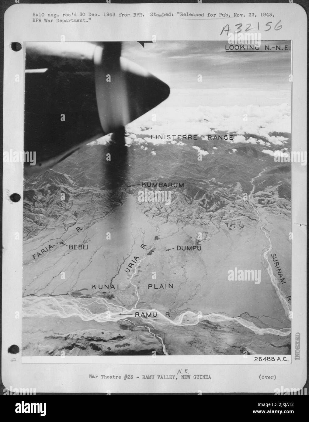 Une vue aérienne de la vallée sauvage de Ramu en Nouvelle-Guinée où les troupes australiennes combattent un combat de jour et de nuit amer contre les Japonais. Le général Sir Iven Mackay rapporte que les anciens combattants de l'AIF ont maintenant poussé l'ennemi des plaines de Kunai vers Banque D'Images