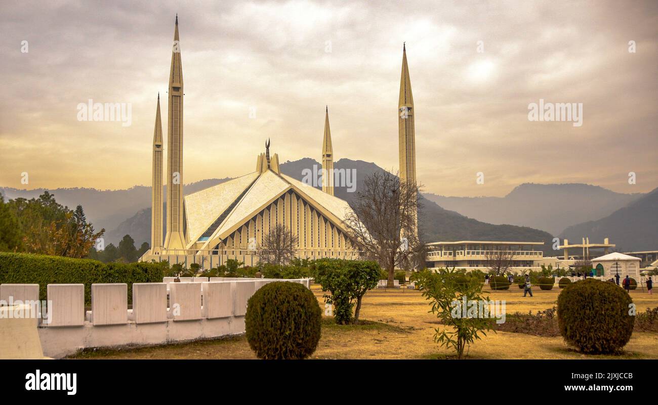 Mosquée Faisal à Islamabad, Pakistan. Il est situé sur les contreforts des collines de Margalla. Banque D'Images