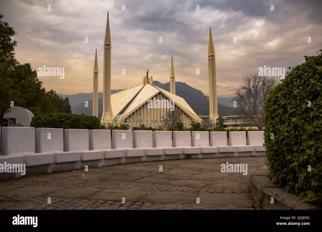 Mosquée Faisal à Islamabad, Pakistan. Il est situé sur les contreforts des collines de Margalla. Banque D'Images