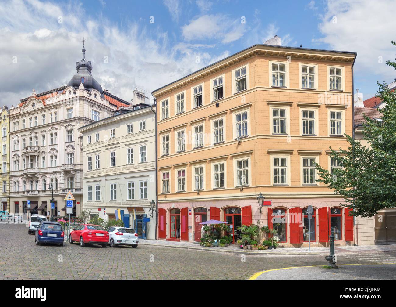 Belles maisons anciennes sur la rue Hastalska dans le centre historique de Prague. République tchèque Banque D'Images