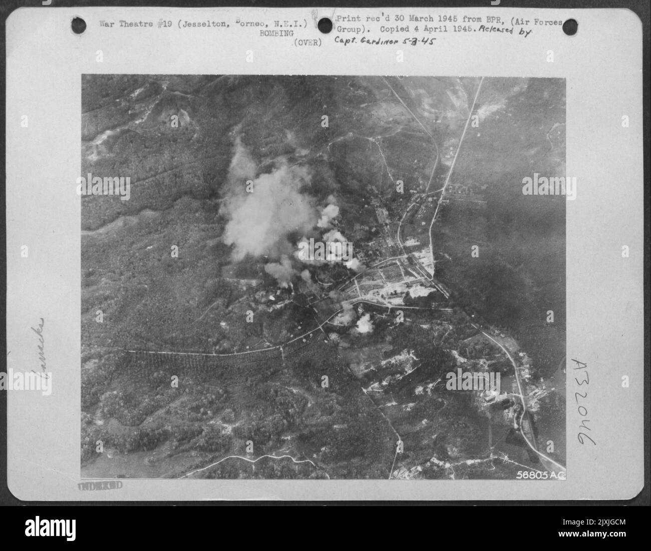 Les Japonais de Bornéo, qui ont beaucoup à s'inquiéter depuis que les libérateurs B-24 Consolidated à longue distance de l'AAF 13th ont commencé des grèves de 2 500 miles aller-retour depuis les Antilles néerlandaises, doivent maintenant faire face à une nouvelle « arme de la peau ». Il s'agit d'un nouveau produit Banque D'Images