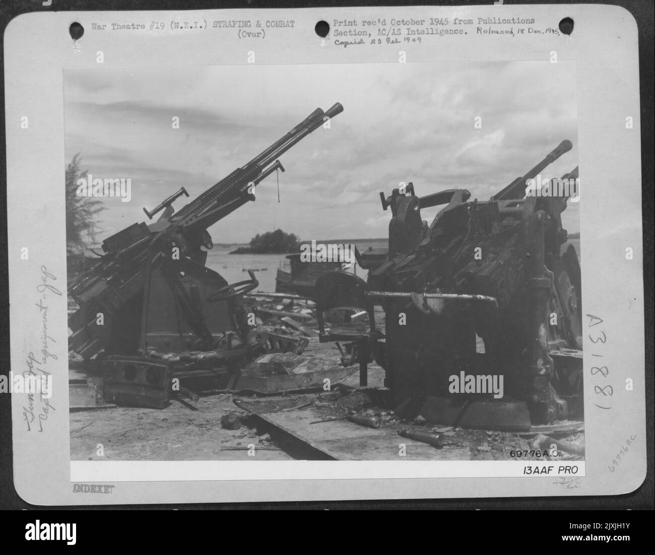 À Balikpapan, N.E.I., des canons antiaériens à double corps de 20 millimètres, alimentés par clip, ont été placés dans des grottes fortement renforcées de bois et d'acier. Les canons, montés sur des coureurs, ont été glissés à des points de vue quand la tête de plage Banque D'Images