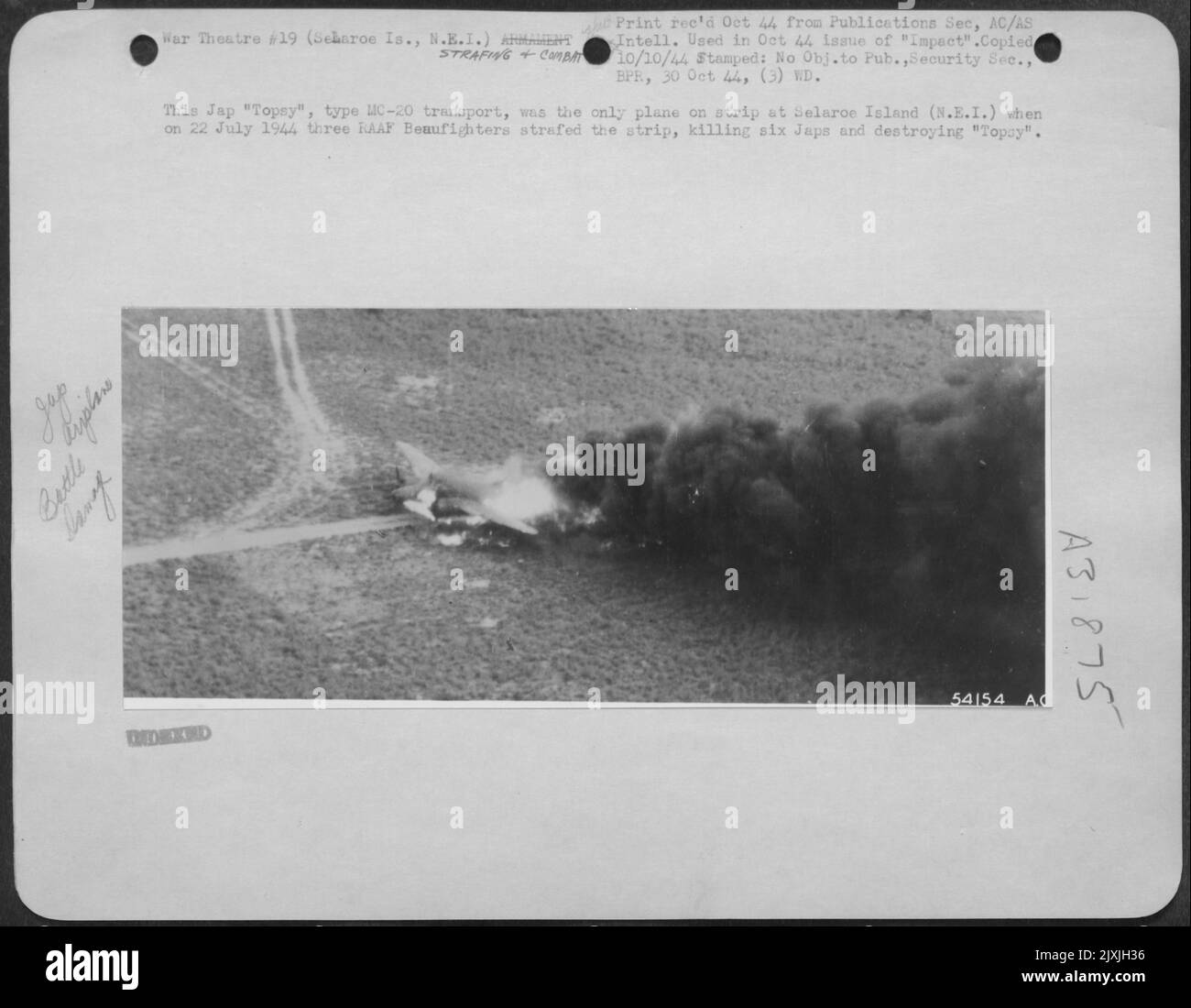 Ce 'Topsy' japonais, de type MC-20, était le seul avion sur la bande de l'île de Selaroe (N.E.I.) quand le 22 juillet 1944, trois Beaufighters de la RAAF ont délesté la bande, tuant six Japonais et détruisant 'Topsy'. Banque D'Images