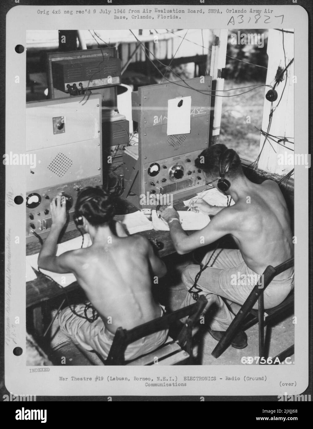 Gros plan de deux récepteurs radio AR-7 utilisés par la Royal Australian Air Force à Labuan, Bornéo, Netherland East Indies, 19 juin 1945. Banque D'Images