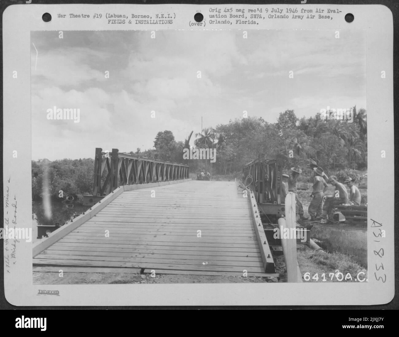 Le pont Bailey se rassembla à un kilomètre et demi au nord de la plage sur le chemin MacArthur, à l'île de Labuan, à Bornéo, N.E.I. 16 juillet 1945. Banque D'Images