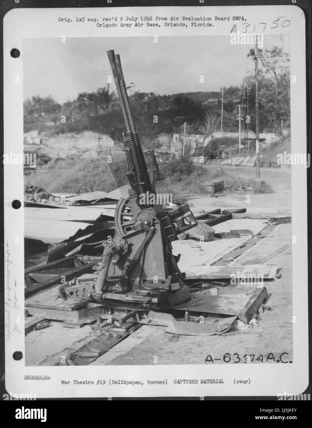 Balikpapan opération 1-31 juillet 1945-Gros plan de l'un des canons antiaériens jumeaux de 25 mm abandonnés intacts par les Japonais à l'entrée du port de Balikpapan. 5 juillet 1945. Banque D'Images