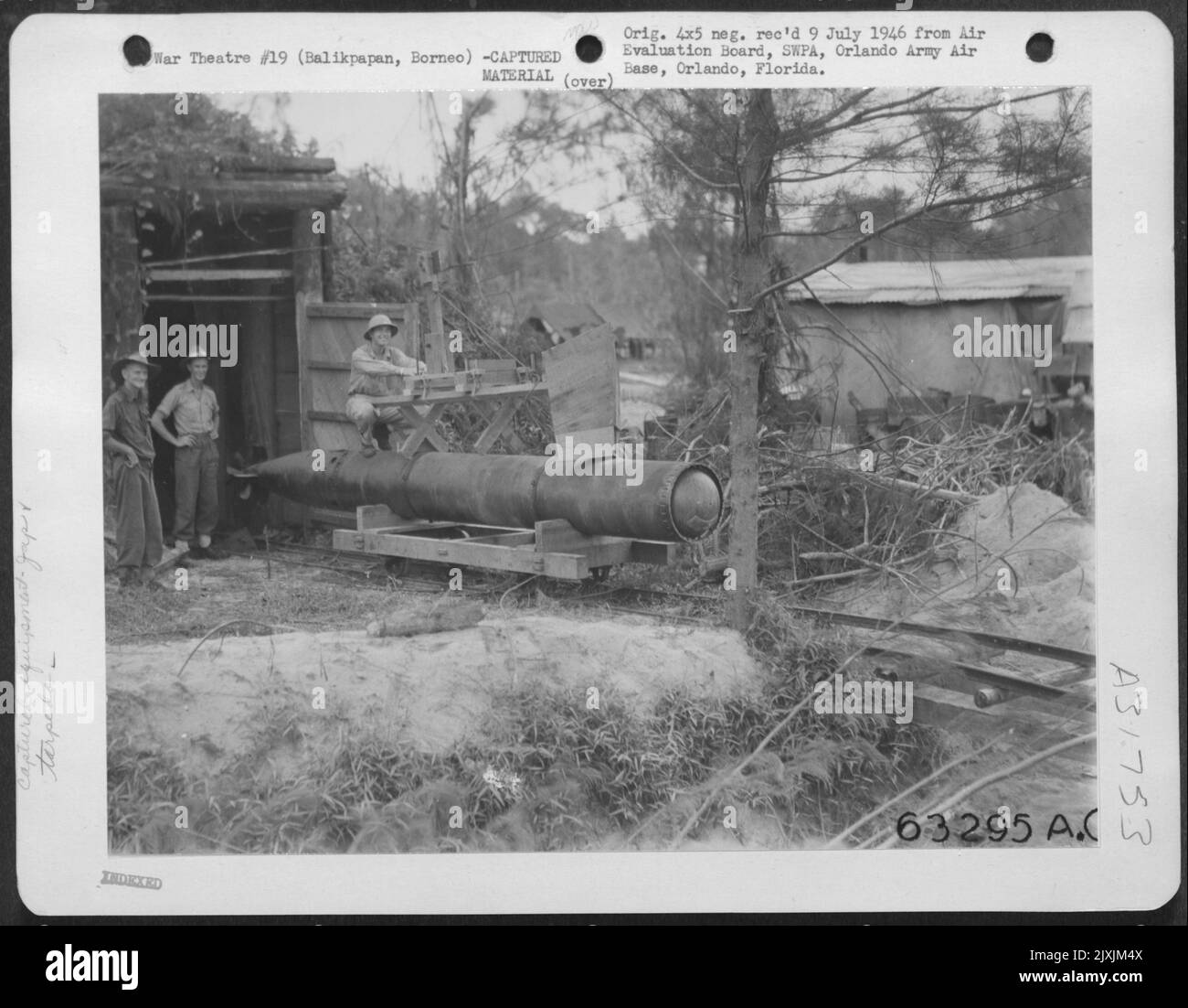 La torpille japonaise contrôlée de 21'. La procédure habituelle des 21' était la suivante: Torpilles étaient stockées dans un abri; placées sur des rails lancés en mer; super-structure en bois visible sur la torpille était attaché avec une corde; chute de la hache sur des cordes se liant Banque D'Images