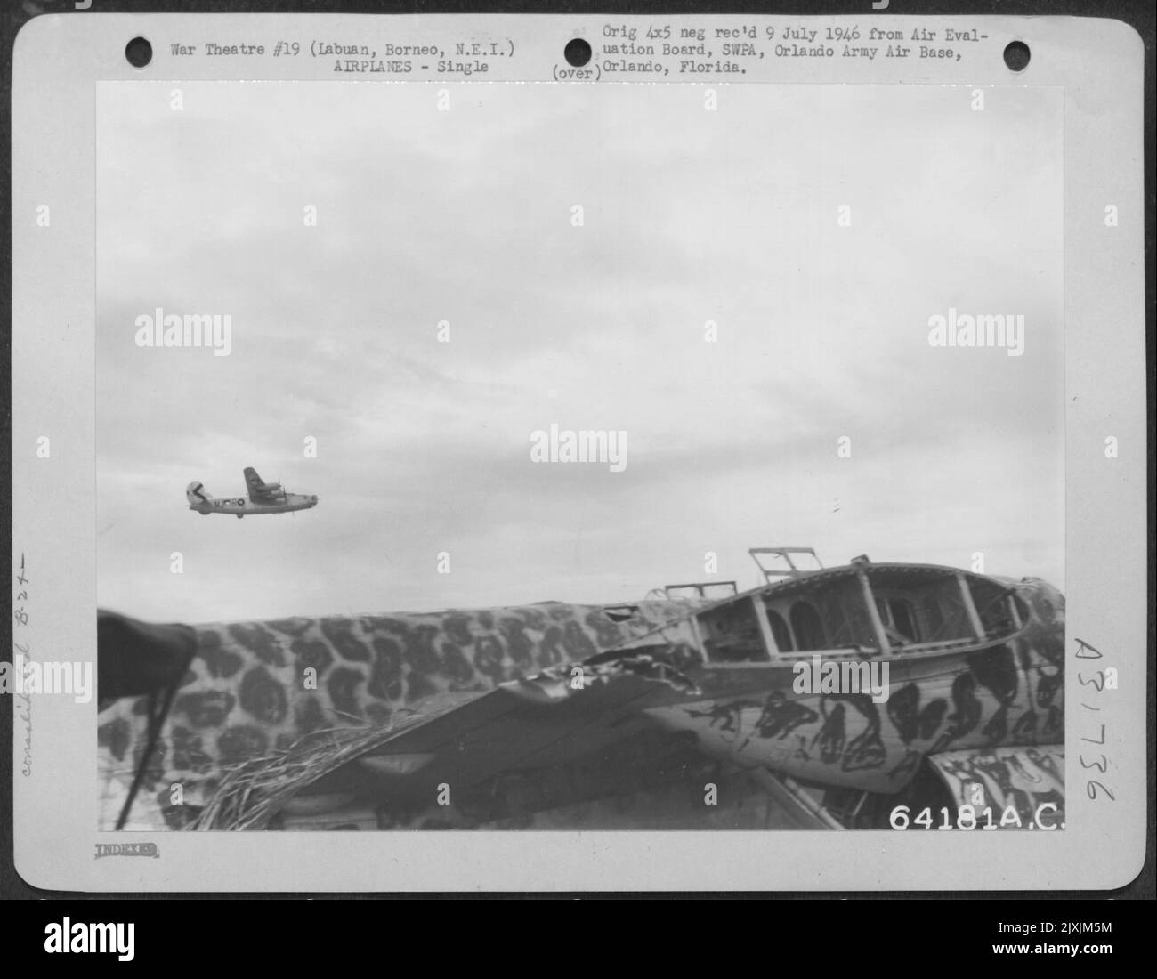 Avion de liaison B-24 consolidé qui transporta les observateurs aériens de la RAAF au-dessus de Brown Beach, le jour J, 10 juin 1944. Labuan Island, Bornéo, N.E.I. (Notez le plan japonais endommagé au premier plan). Banque D'Images