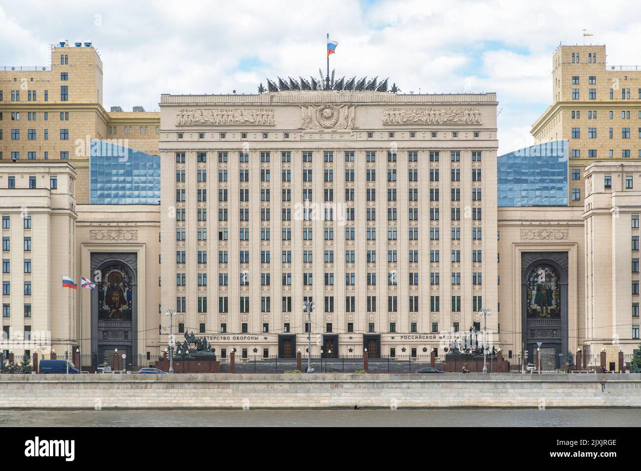 Moscou, Russie : vue sur la rivière Moskva et le ministère de la défense de la Fédération de Russie depuis le parc Gorky Banque D'Images