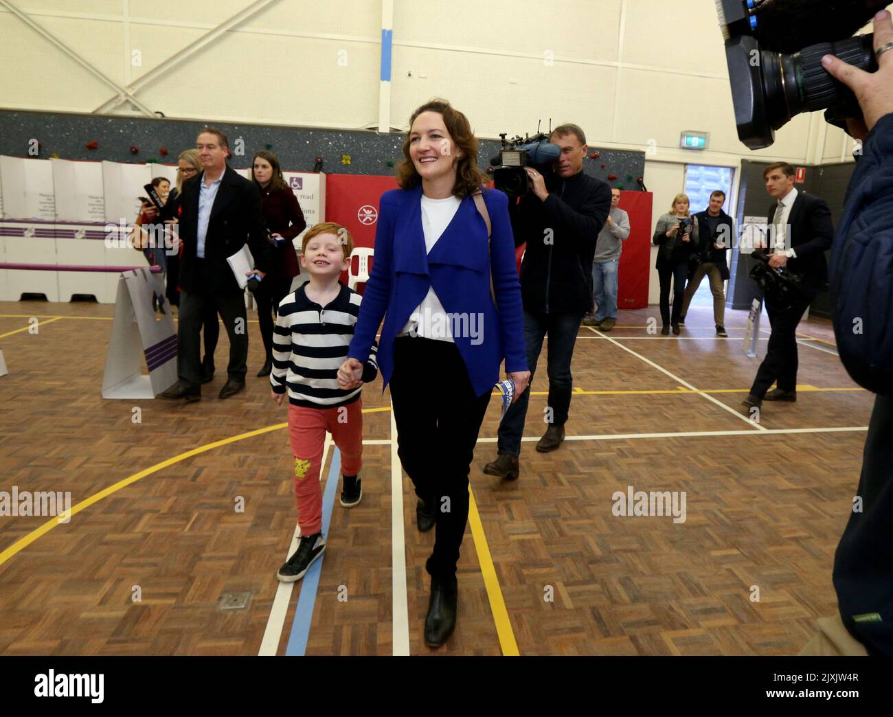 La candidate libérale Georgina Downer vote avec son fils de six ans, Henry, au guichet de vote de l'école primaire de Stirling East à Stirling, Adélaïde, samedi, 28 juillet 2018. Surnommé « Super Saturday », cinq élections partielles fédérales simultanées auront lieu aujourd'hui, sans précédent dans l'histoire des élections australiennes après que les membres du Parlement en exercice ont été contraints de démissionner en raison de la double citoyenneté en violation de la Constitution. (AAP image/Kelly Barnes) Banque D'Images