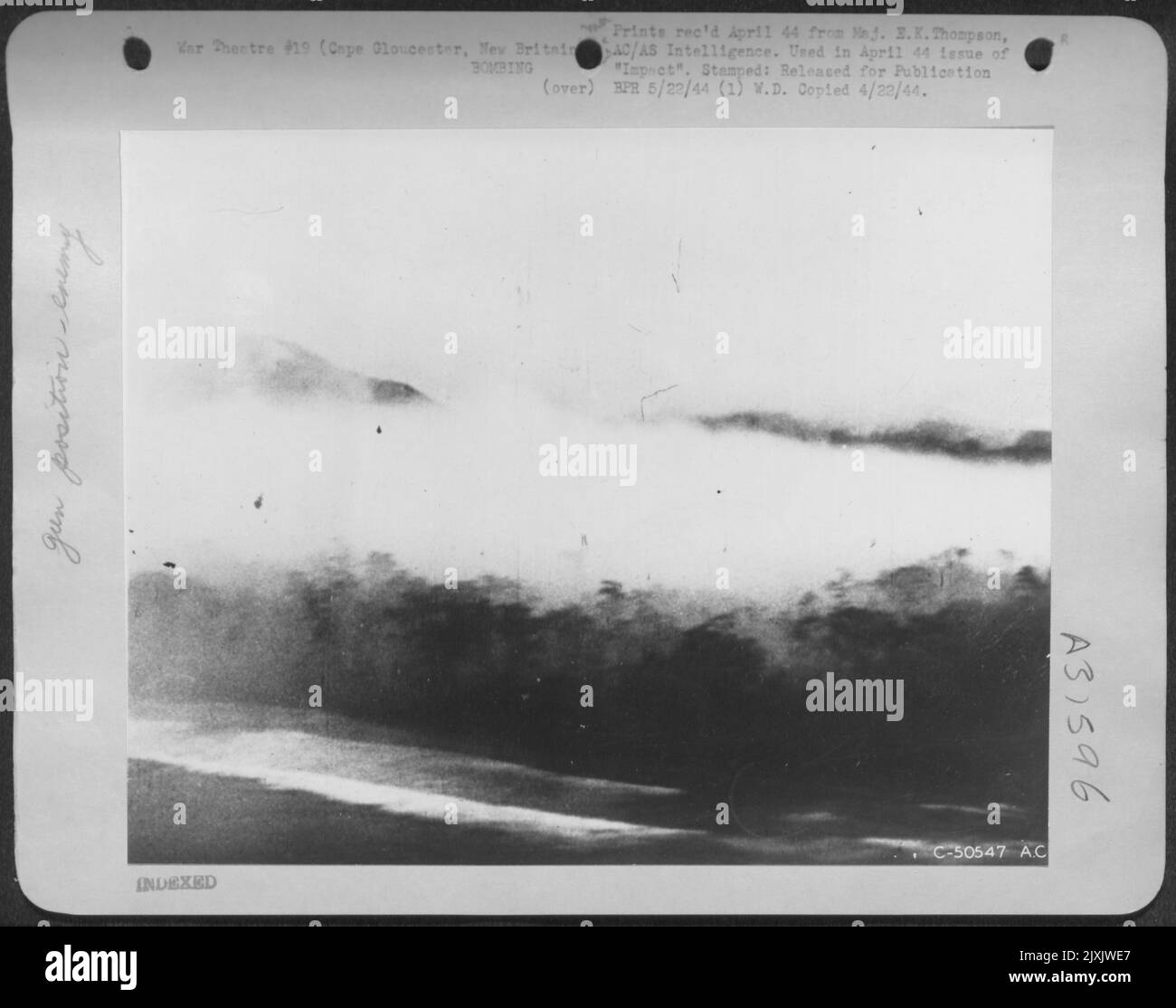 Fumée de 5th bombes de fumée AF dissimule nos avions de la côte japonaise A/A. Région de Cape Gloucester. Banque D'Images