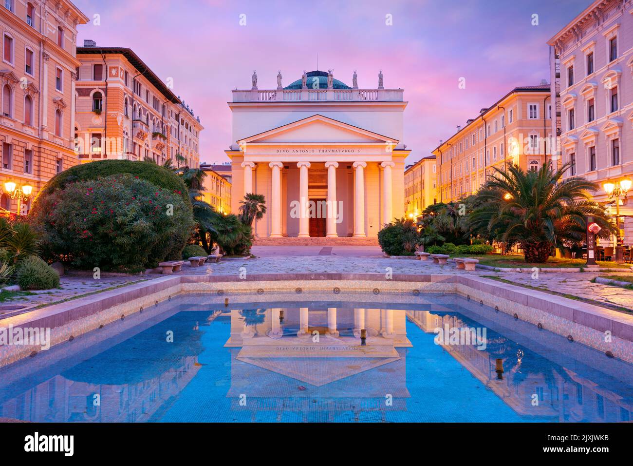 Trieste, Italie. Image de paysage urbain du centre-ville de Trieste, Italie au lever du soleil. Banque D'Images