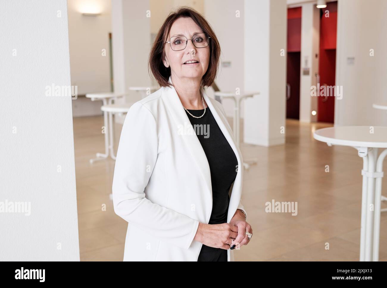 07 septembre 2022, Schleswig-Holstein, Kiel: Bettina Freitag, Directrice adjointe de la Société de radiodiffusion de l'État du Schleswig-Holstein, se trouve à l'extérieur de la salle de réunion avant la réunion de la Commission de l'intérieur et des affaires juridiques du Parlement de l'État du Schleswig-Holstein. Le comité examine les allégations contre la RDN. Photo: Axel Heimken/dpa Banque D'Images