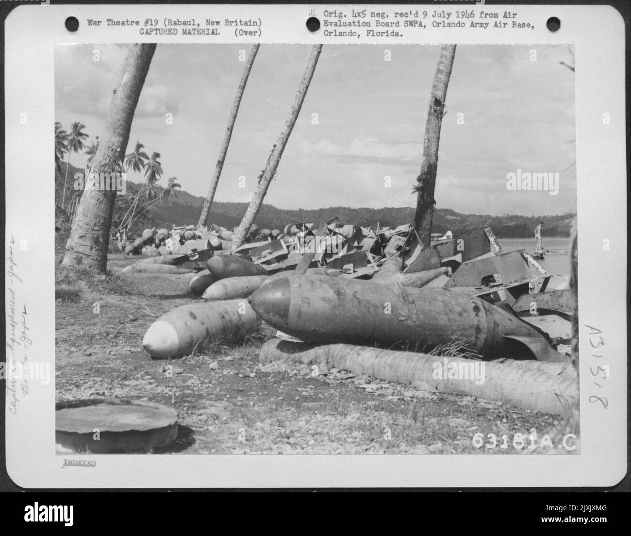 L'illustration montre 500 kg. Bombes japonaises qui ont été utilisées plus tard comme mines terrestres sur les plages le long du port de Simpson. Rabaul, Nouvelle-Bretagne, 30 octobre 1945. Banque D'Images