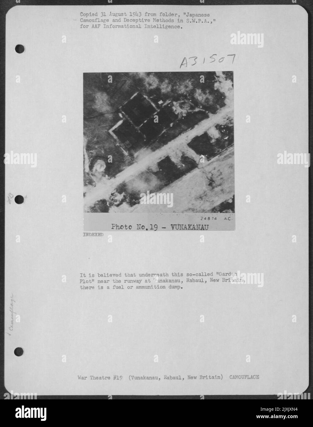 On pense qu'en dessous de ce soi-disant "Garden Plot" près de la piste à Vunakanau, Rabaul, en Nouvelle-Bretagne, il y a un déversement de carburant ou de munitions. Banque D'Images