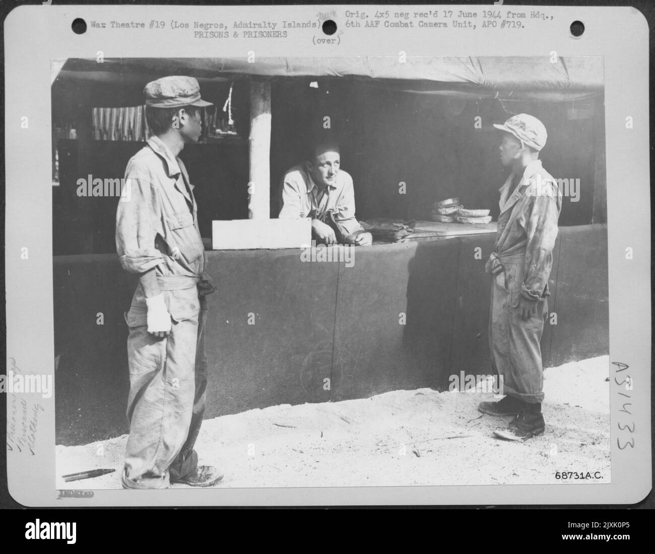 Avant que les prisonniers de guerre japonais ne soient délivrés des vêtements américains, ils reçoivent une attention médicale et sont complètement déportés. Ici, à Los Negros, dans les îles de l'Amirauté, deux prisonniers de guerre japonais récemment capturés viennent d'être délivrés des vêtements G.I. Banque D'Images