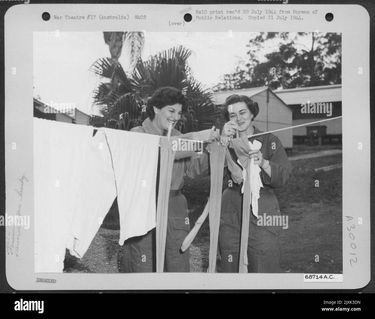 À leur camp WAC quelque part en Australie, le PFC Appelbaum de Philadelphie, en Pennsylvanie, et le Cpl. Lillian Sloan de Butler, Pennsylvanie, utilise une partie de leur journée de congé pour rattraper le linge. Ils faisaient partie du premier contingent de WACS à arriver Banque D'Images