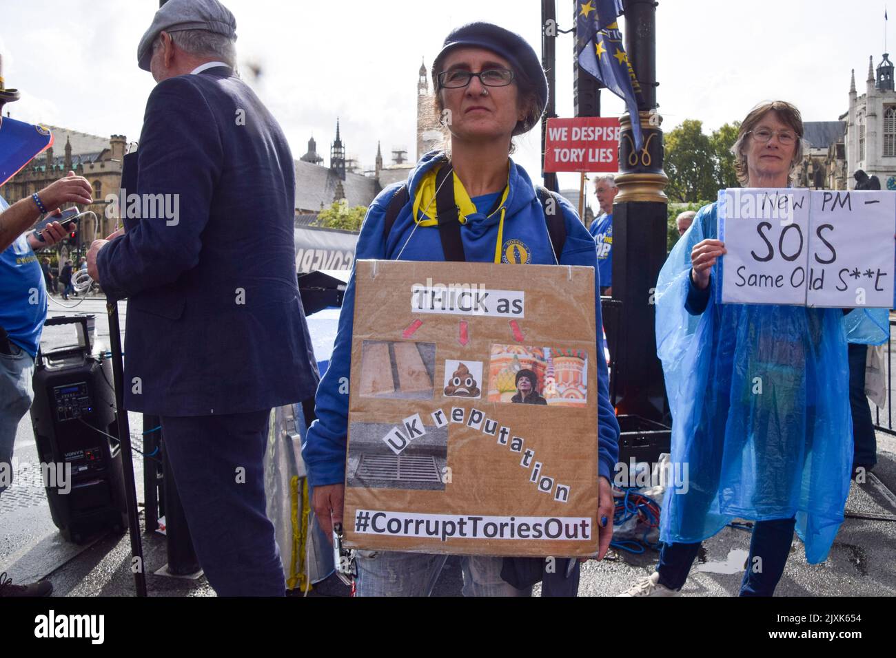 Londres, Royaume-Uni. 7th septembre 2022. Des manifestants anti-Liz Truss et anti-conservateurs se sont rassemblés devant le Parlement tandis que Truss affrontait ses premiers députés. Credit: Vuk Valcic/Alamy Live News Banque D'Images