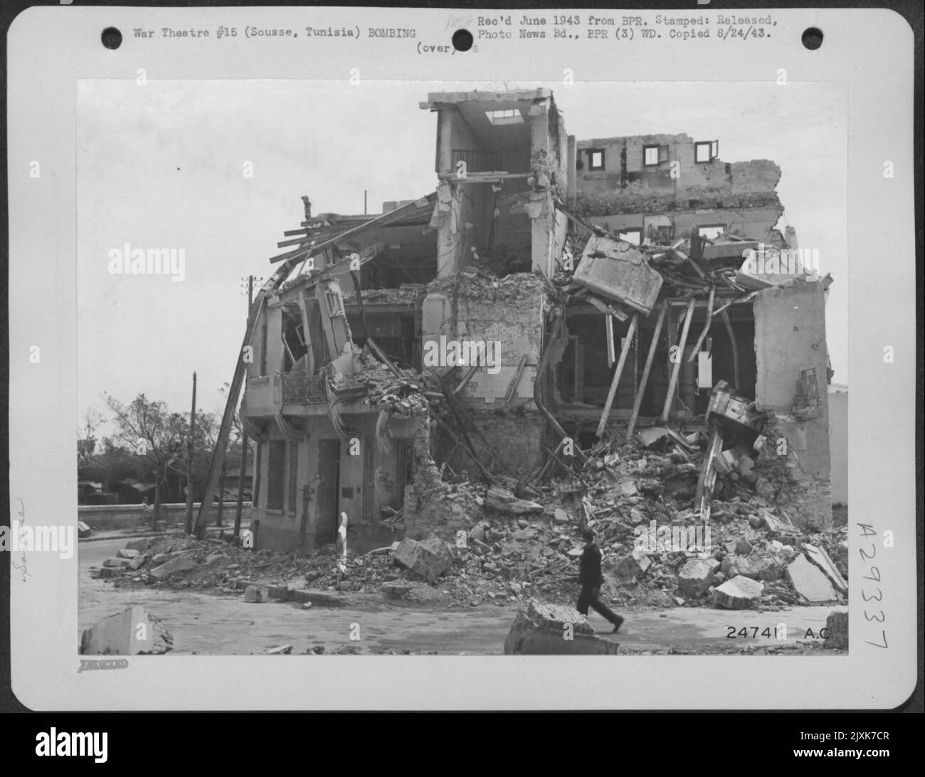 Sousse, Tunisie-ce bâtiment de Sousse a été frappé directement par un raid au-dessus de la ville par des bombardiers des forces aériennes stratégiques de l'Afrique du Nord-Ouest. Banque D'Images