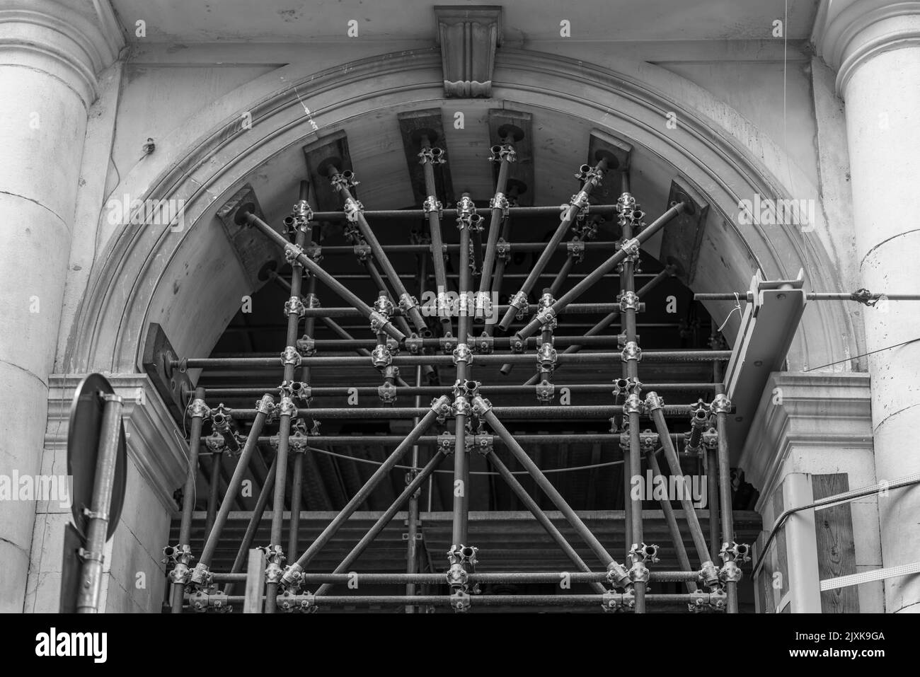 Broken pot plant Banque d'images noir et blanc - Alamy