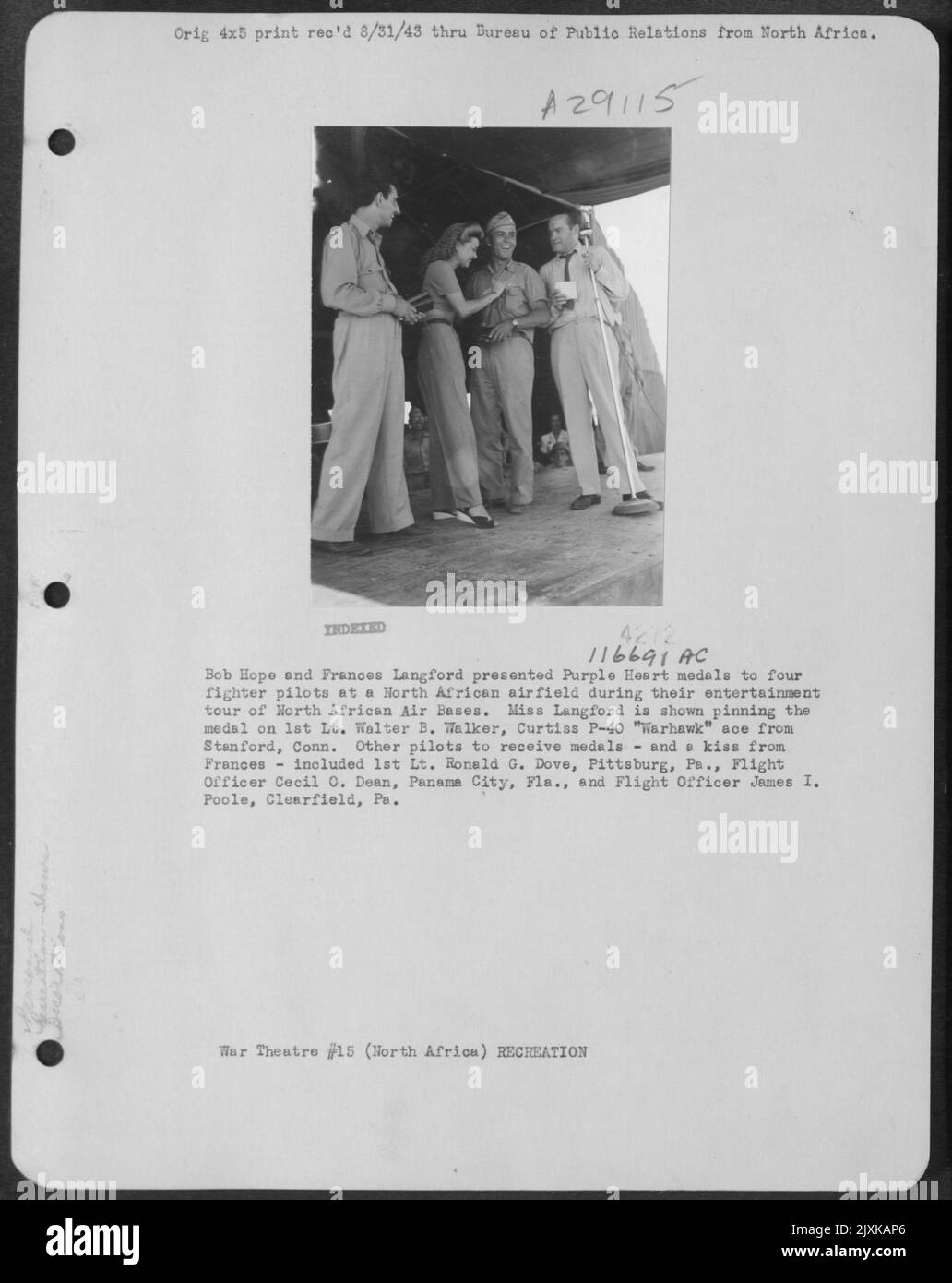 Bob Hope et Frances Langford ont présenté des médailles du cœur violet à quatre pilotes de chasseurs dans Un aérodrome d'Afrique du Nord lors de leur tournée d'animation des bases aériennes d'Afrique du Nord. Miss Langford est montrée Pinning the Medal sur 1st Lt. Walter B. Walker, Curtiss P-40 'W Banque D'Images