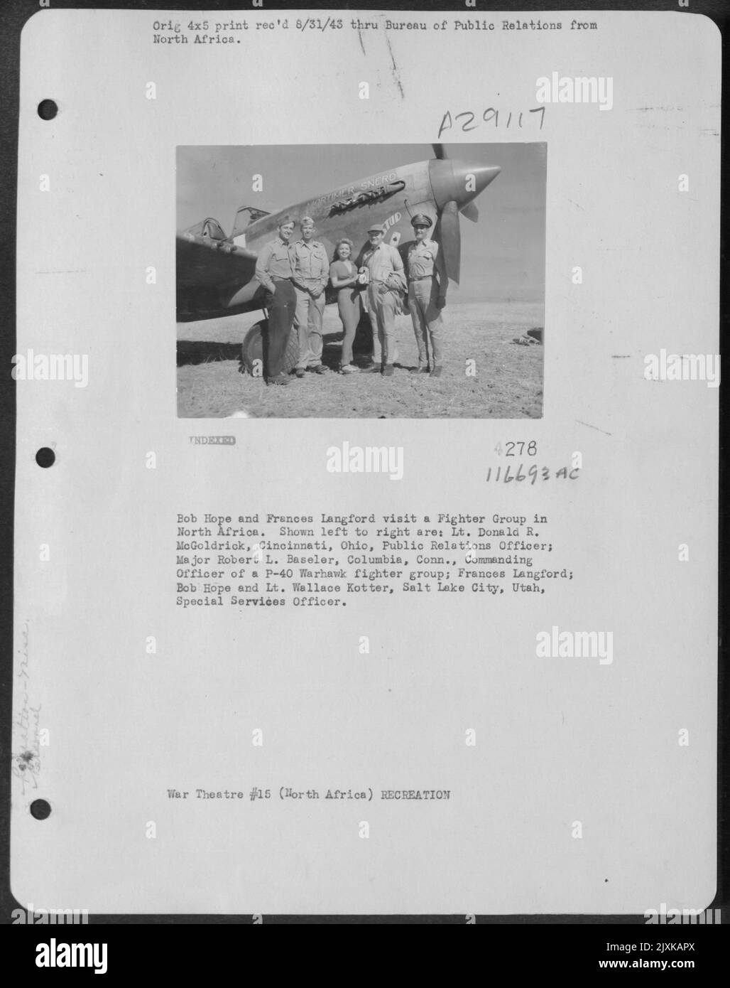 Bob Hope et Frances Langford visitent Un groupe de chasseurs en Afrique du Nord. De gauche à droite : le lieutenant Donald R. McGoldrick, Cincinnati (Ohio), agent des relations publiques; le major Robert L. Baseler (Colombie), Connecticut, commandant d'Un P-40 Warhawk Fighter Grou Banque D'Images