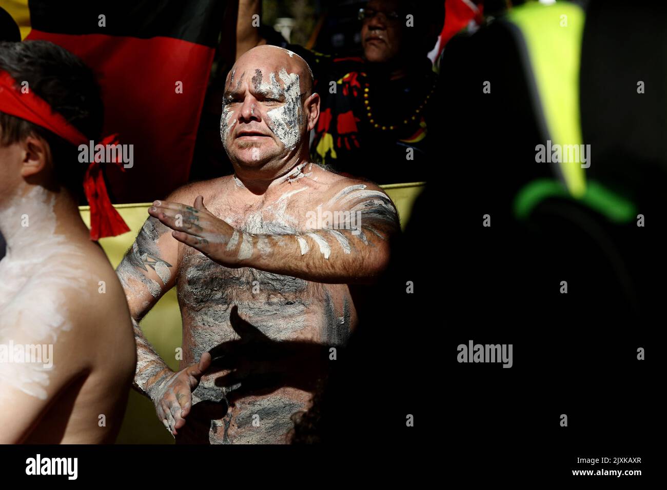 Des danseurs autochtones sont vus lors d'une marche sur les droits fonciers autochtones, qui coïncide avec la Journée internationale des peuples autochtones du monde, à Sydney, jeudi, 9 août 2018. (Image AAP/Danny Casey) Banque D'Images