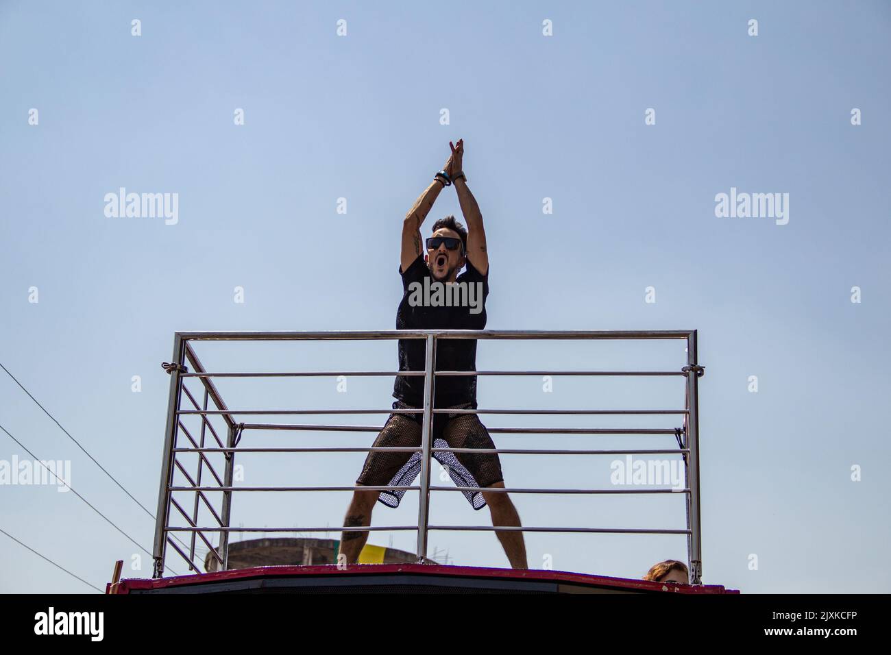 Goias, Brésil – 04 septembre 2022 : un jeune homme dansant au sommet d'un trio électrique. Photo prise lors de la parade LGBT à Goiânia. Banque D'Images