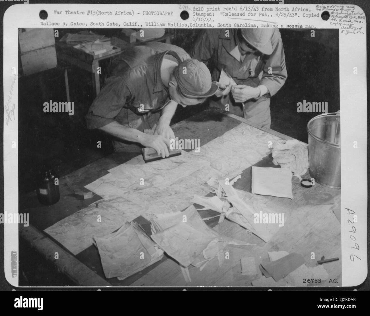 Wallace R. Gates, South Gate, Californie, William Mallios, Colombie, Caroline du Sud, faisant une carte en mosaïque. Banque D'Images