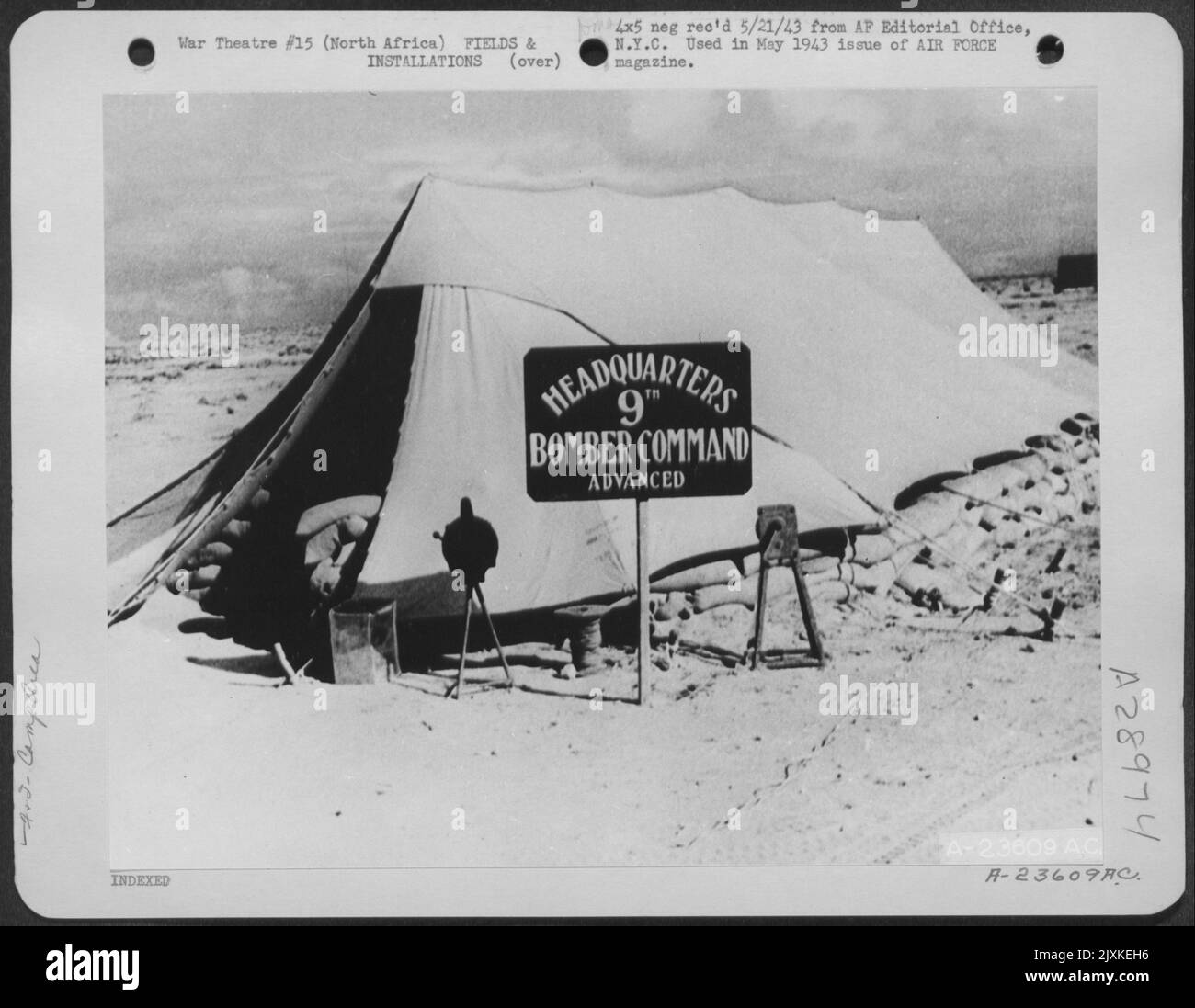 Les conforts de la maison sont laissés loin derrière à cet avant-poste de commandement quelque part en Afrique du Nord, près des lignes de front tunisiennes. Banque D'Images