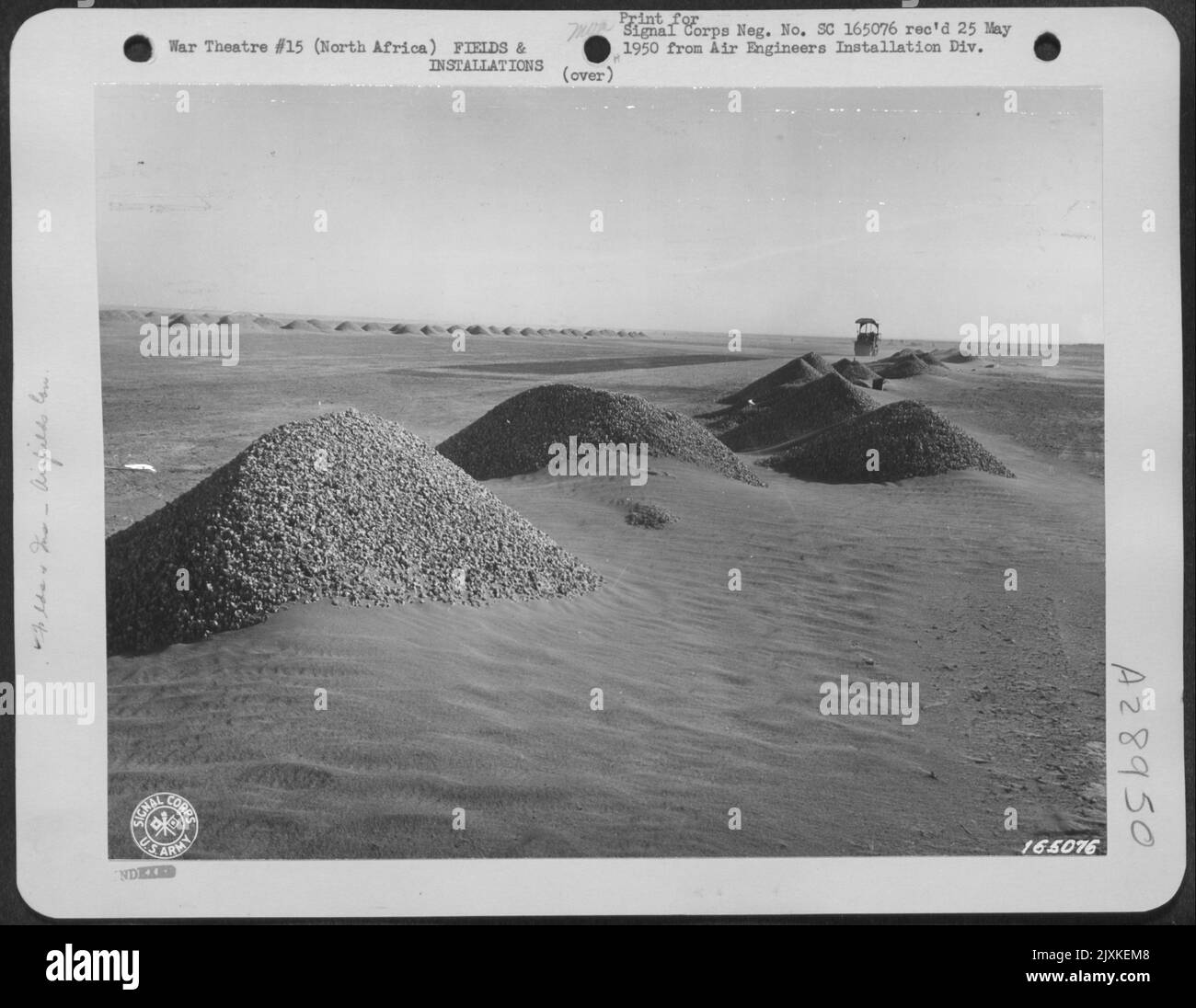 Les ingénieurs de l'aviation ont dû lutter contre le sable des déserts nord-africains en construisant les bases aériennes essentielles à la victoire contre les forces de l'axe. Banque D'Images