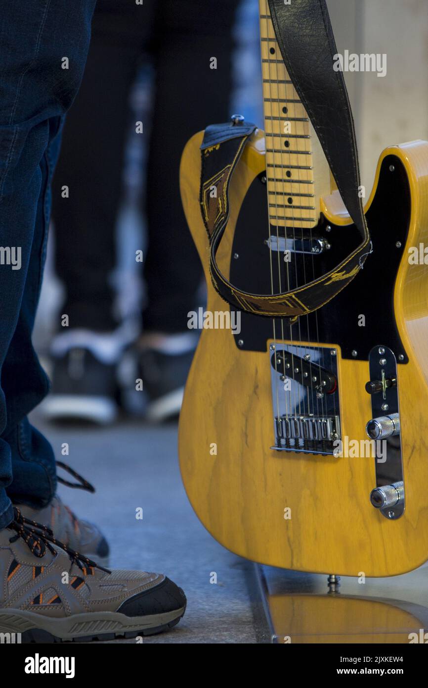 Une guitare est vue lors d'une tentative de record du monde au Concourse de  Sydney, dimanche, 12 août 2018. Les joueurs de guitare tentent de battre le  record mondial de la plupart