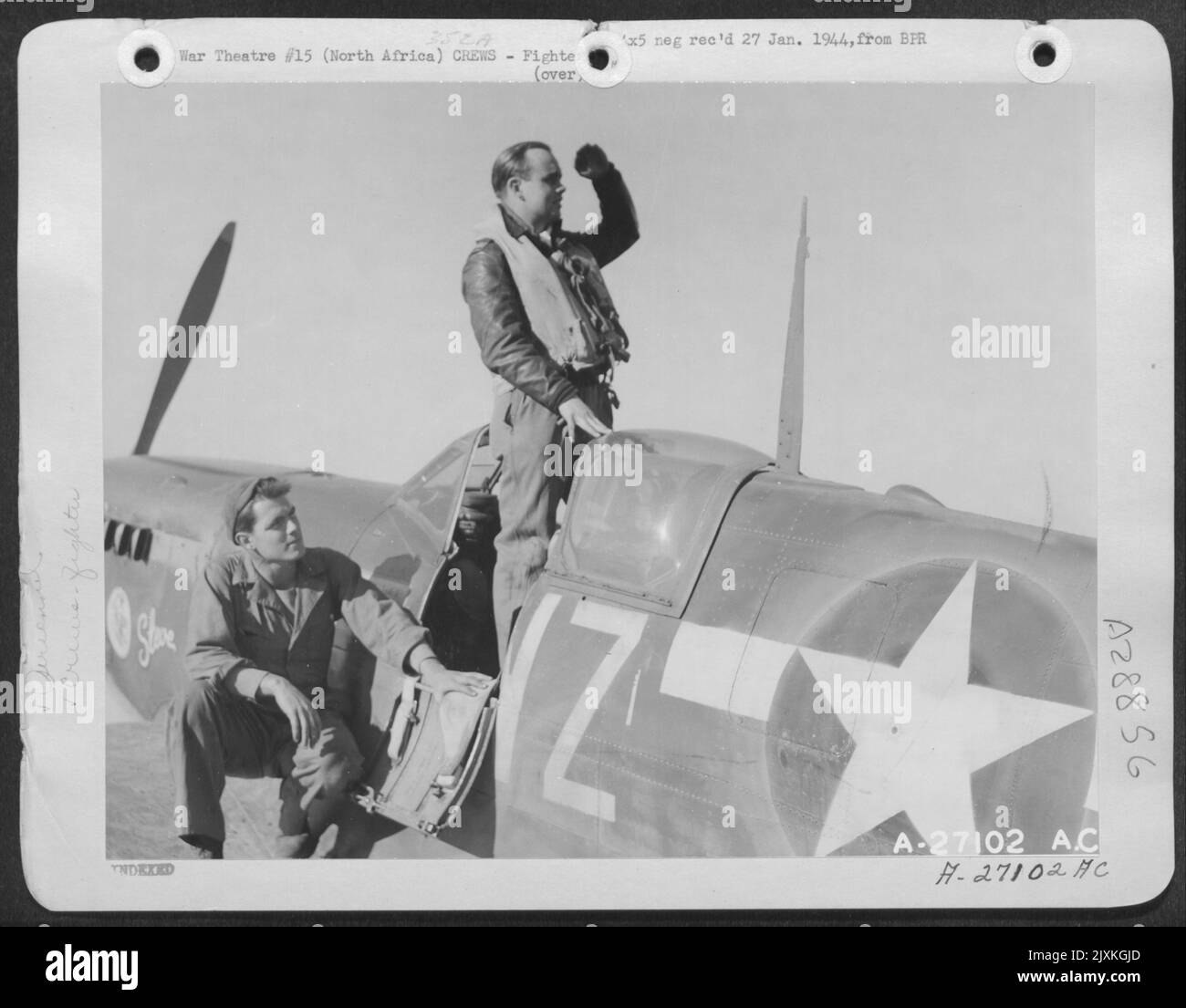 12th COMMANDEMENT DU SOUTIEN AÉRIEN de l'AAF--lever la vieille année en alerte à une base avancée de l'AAF dans le théâtre méditerranéen de la guerre, le lieutenant R.J. Connor, se tient dans le poste de pilotage de son combattant américain Spitfire. Son chef d'équipage est le Sgt. WM. A. Fonder, Nouveau Banque D'Images