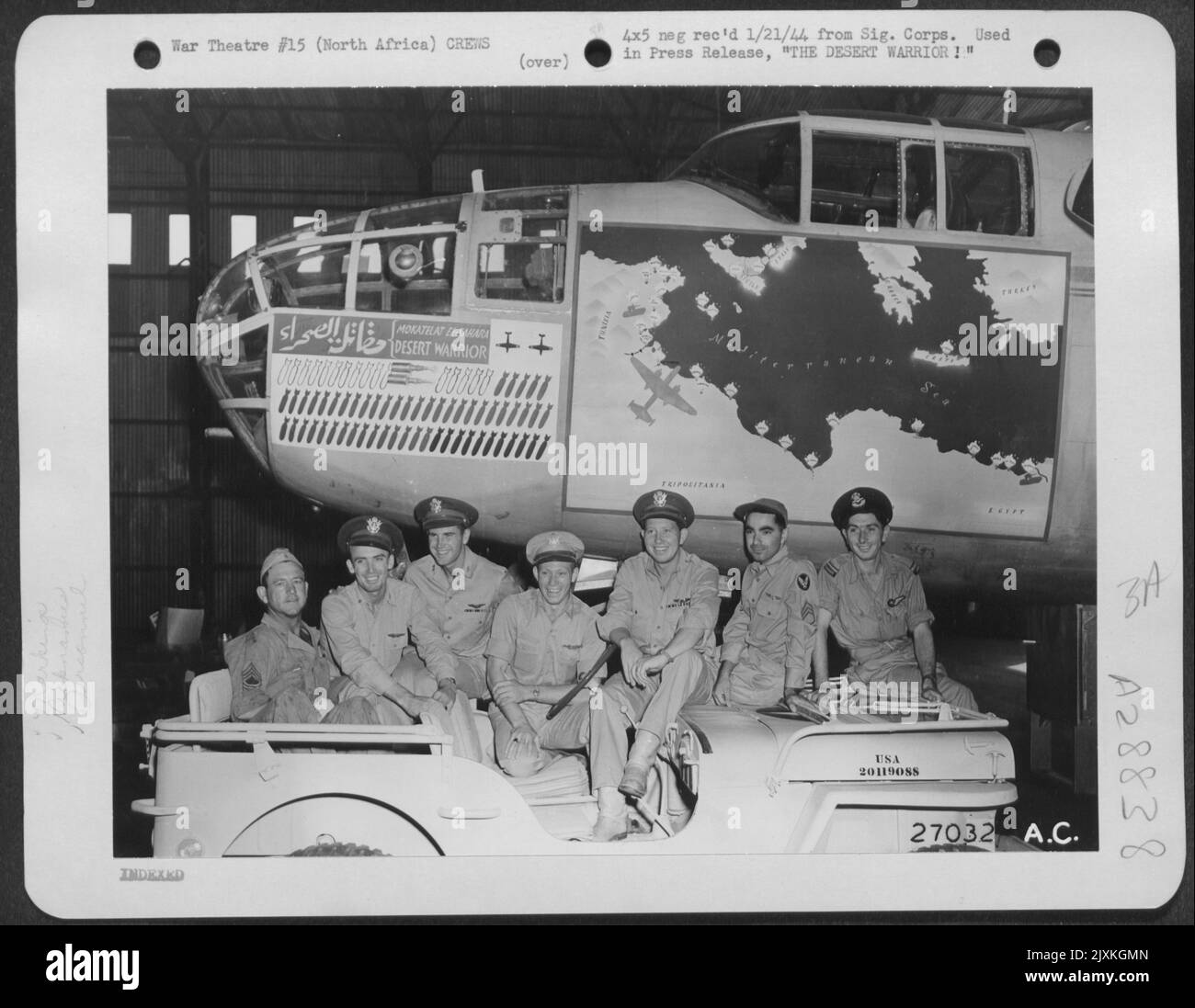 Le « désert du guerrier », un bombardier nord-américain B-25 bien orné de la US Army 9th Air Force, préparatoire à être renvoyé aux États-Unis avec son équipage après avoir terminé certaines des missions historiques de la guerre d'El Alamein en Sicile. Banque D'Images