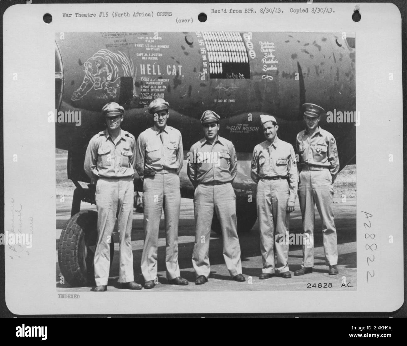 De gauche à droite : pilote, Capt Bryan M. Lloyd; navigateur, Capt Henry A. Potter; Tail Gunner, T/Sgt. Harry E. Barr; Turret Gunner, S/Sgt. Frank A. Ross; et chef d'équipe, Sgt. Glenn M. Wilson. Banque D'Images