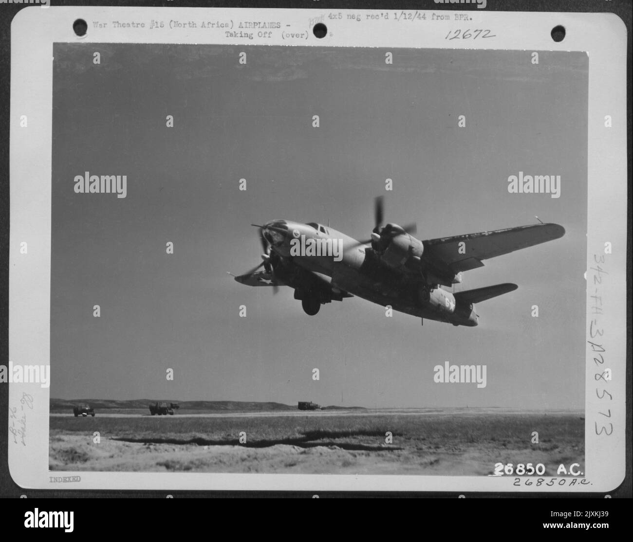 Martin B-26 'Marauder' déroute de sa base nord-africaine en route vers une mission de bombardement. Banque D'Images