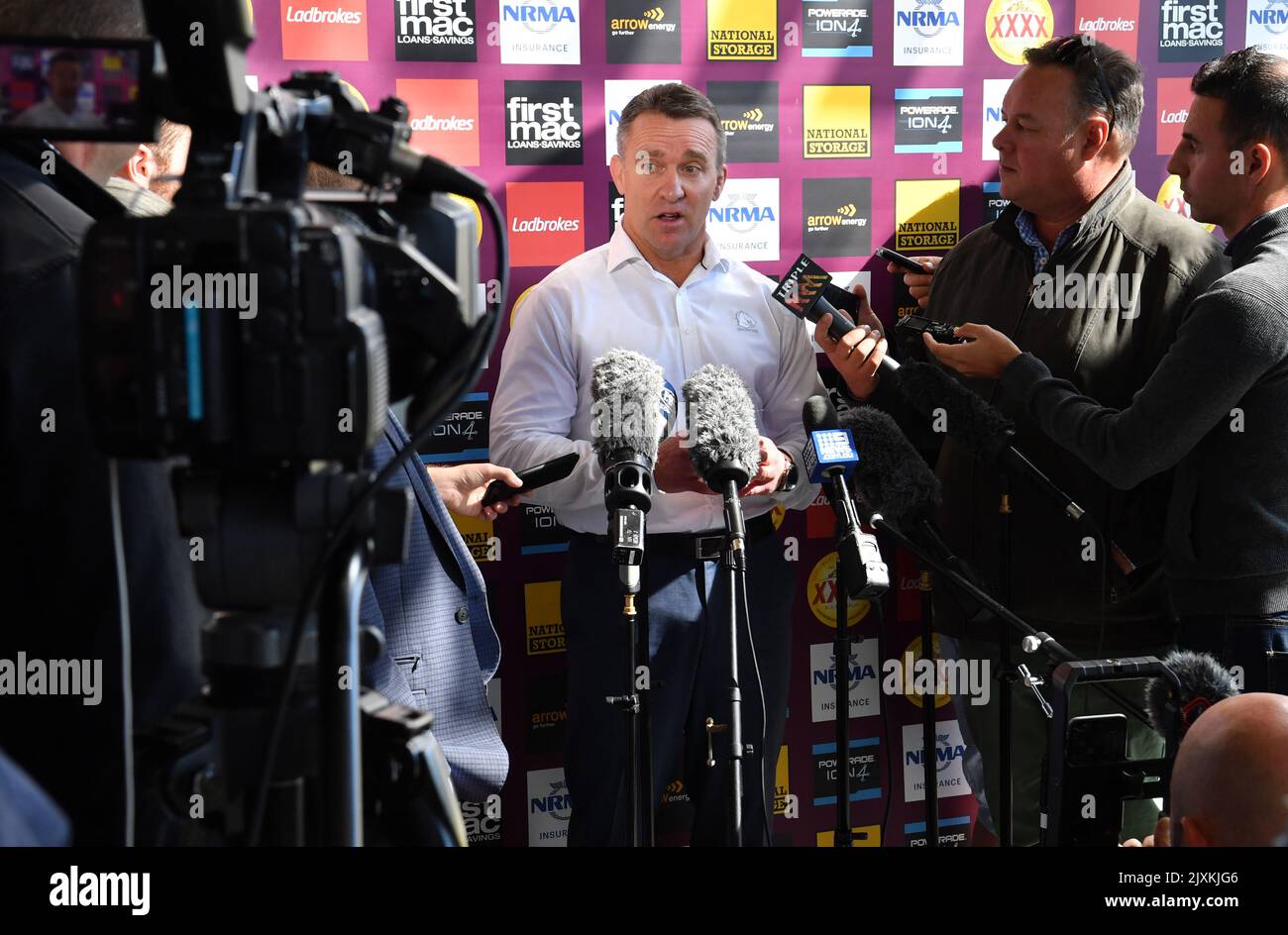 Paul White, PDG de Brisbane Broncos, est vu lors d'une conférence de presse à Clive Berghofer Field à Brisbane, vendredi, 17 août 2018. M. White a confirmé aux médias que l'actuel entraîneur de Broncos, Wayne Bennett, sera toujours l'entraîneur-chef en 2019. (AAP image/Darren Angleterre) Banque D'Images
