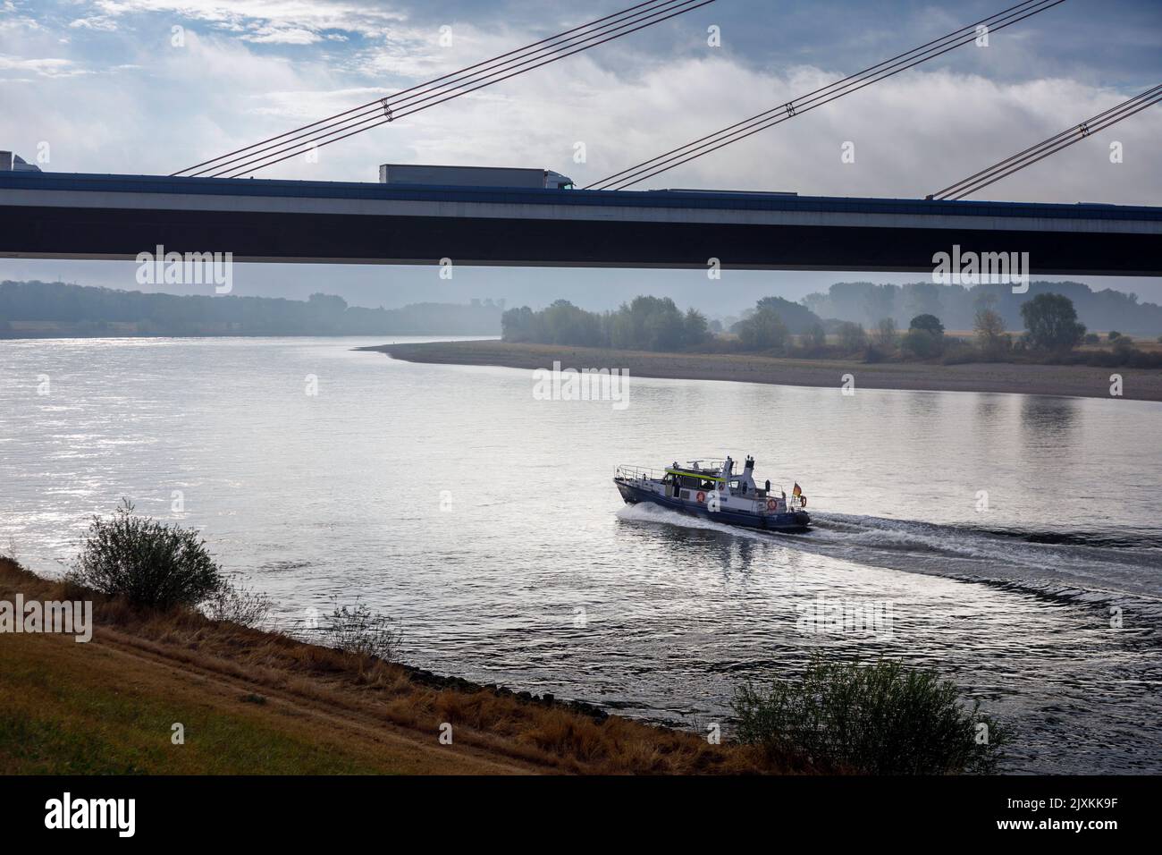 Bateau de police de la police des eaux du Rhin au pont Fleher Banque D'Images