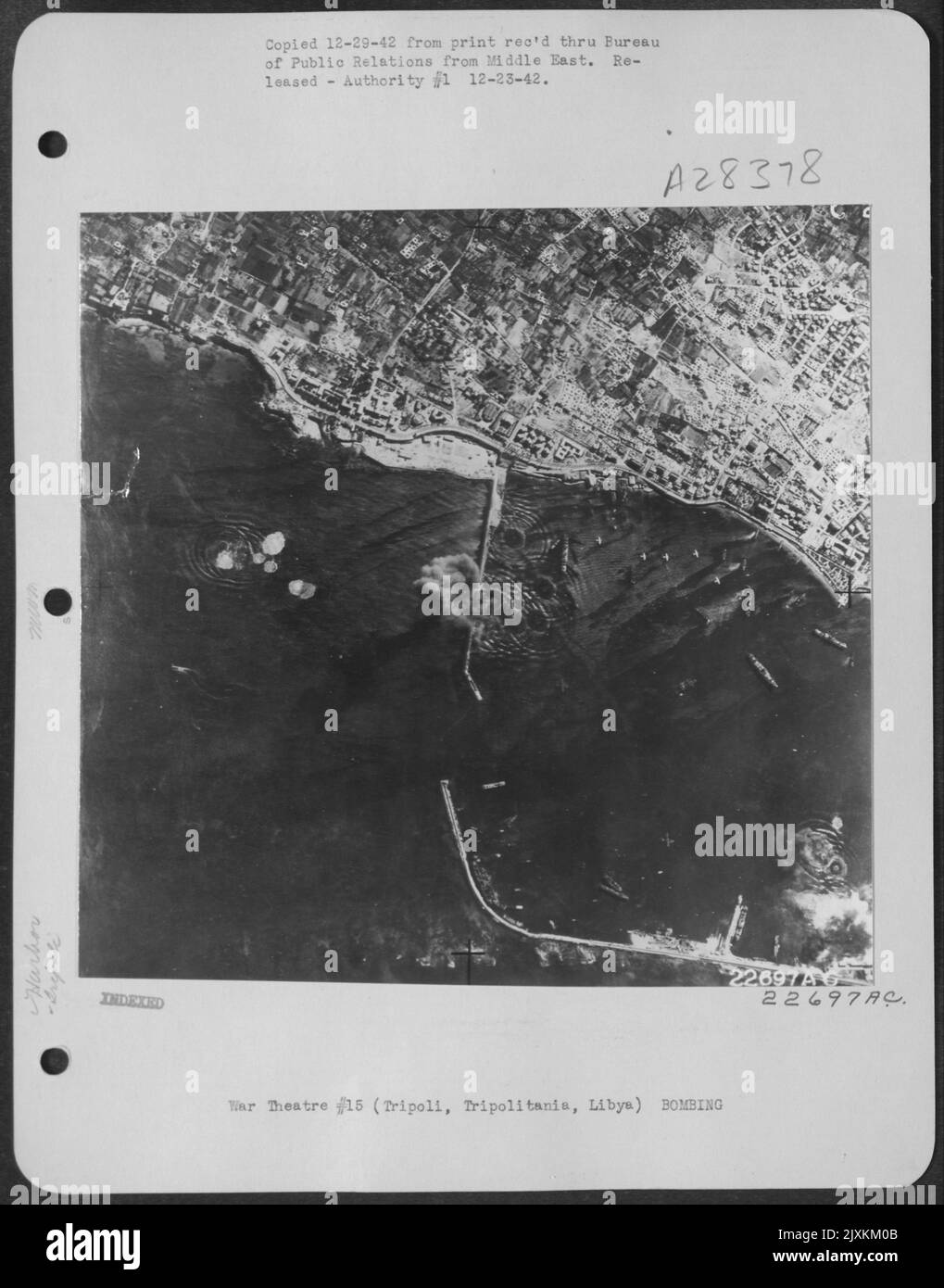 Lors d'un RAID audacieux dans le port de Tripoli, Tripolitania, Libye, le 29 novembre 1942, le B-24 de l'USAAF Consolidated a largué des tonnes de bombes sur la Mole espagnole, Caramanli Mole, la base d'électricité, les installations et le transport. « La fumée qui s'échappe Banque D'Images