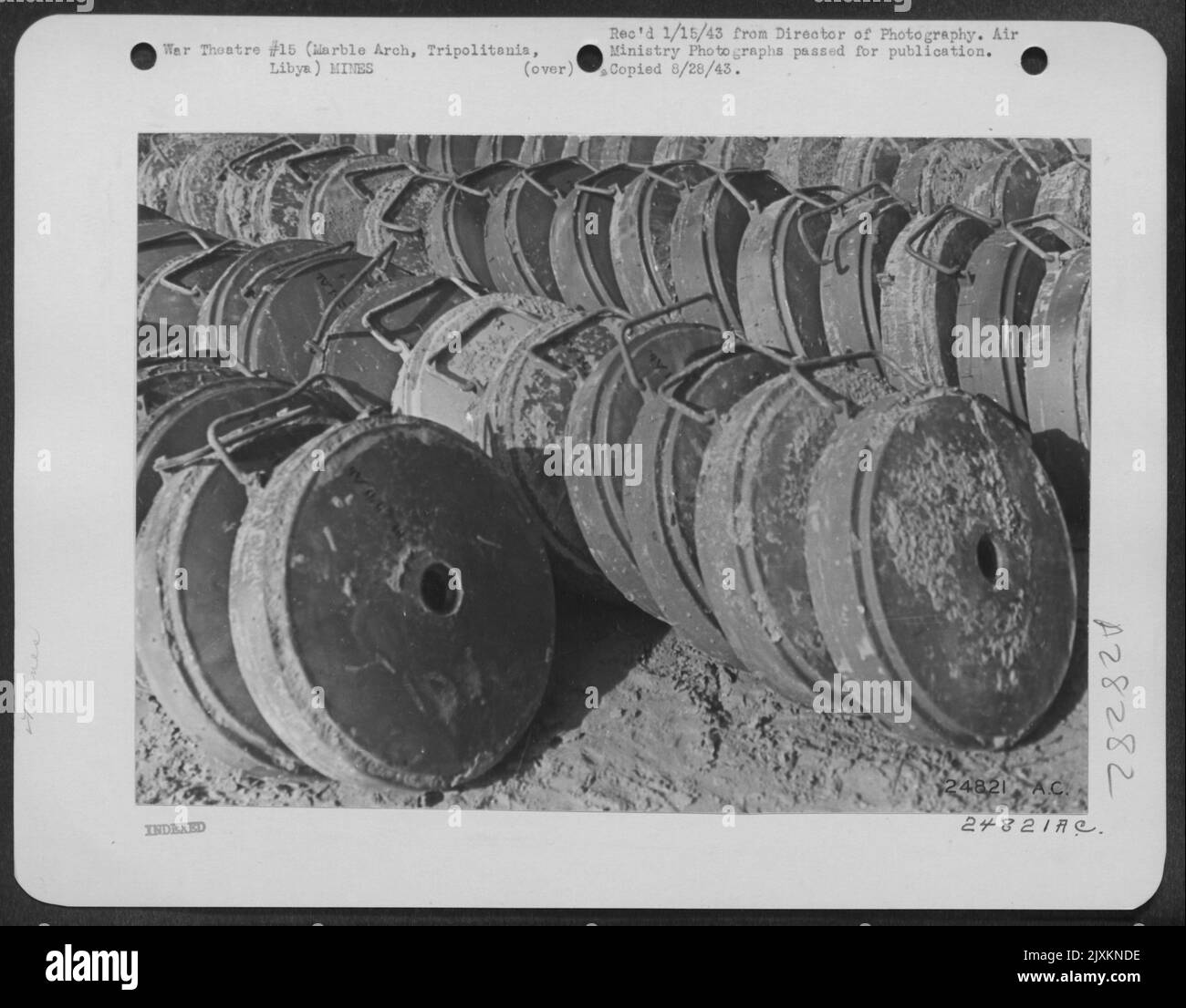 Mines anti-chars empilées au bord de l'aérodrome de Marble Arch en Tripolitaine. Ils avaient été retirés du sol d'atterrissage avant que les escadrons de la F.A.R. ne prennent le contrôle des forces de l'axe de reprise. Banque D'Images