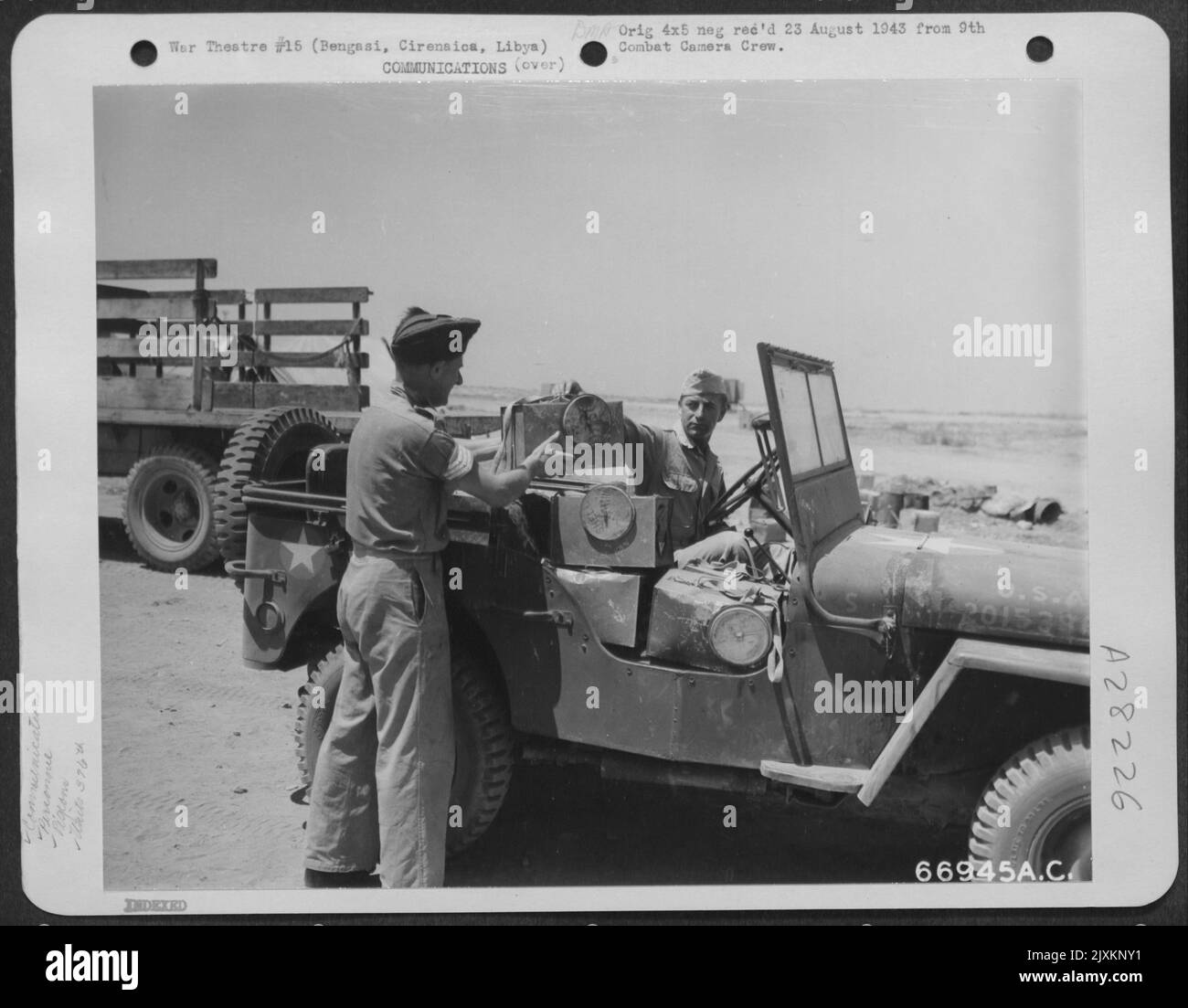 Sgt. Ambler de la RAF, mains un pigeon d'origine à Pvt. Jim Trellis, de Baltimore, au Maryland, pour livraison à un neuvième bombardier de la Force aérienne des États-Unis au Moyen-Orient. Les oiseaux sont transportés par des circulaires de Yank et libérés avec des messages en cas d'échec de la radio Banque D'Images