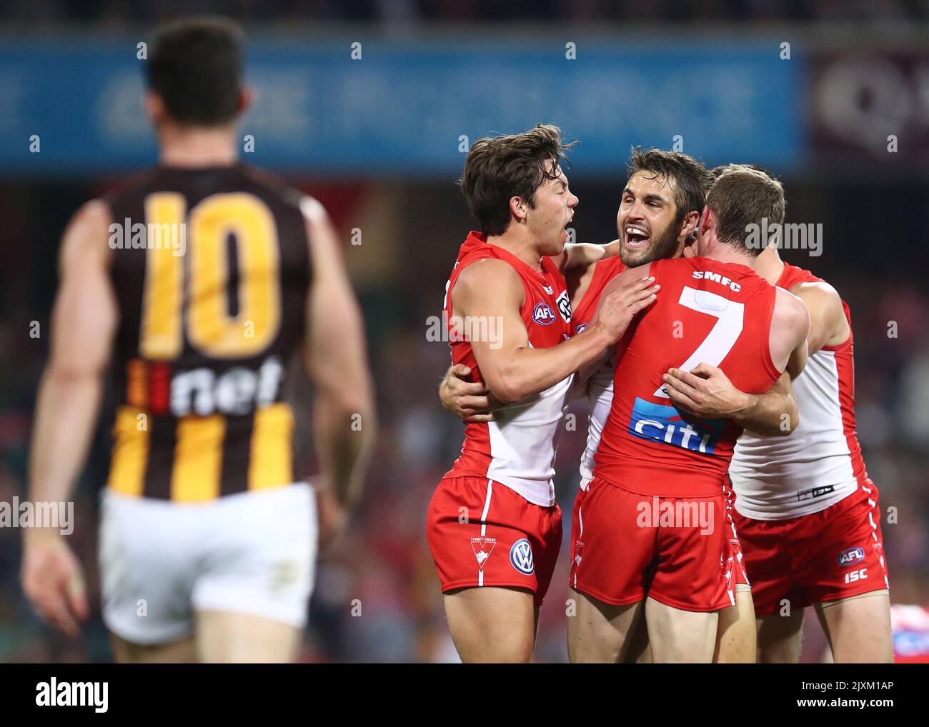 Josh Kennedy des cygnes célèbre avec ses coéquipiers après avoir donné un but lors du match AFL de la série 23 entre les cygnes de Sydney et les Hawthorn Hawks à la SCG à Sydney, samedi, 25 août 2018. (Image AAP/thorax Brendon) Banque D'Images