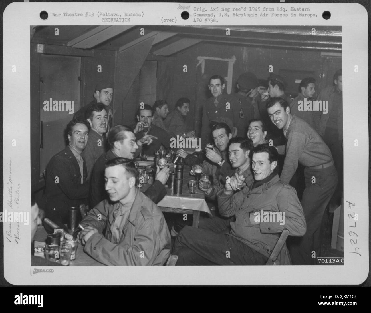 Les hommes inscrits se sont présentés en masse pour faire de l'ouverture de leur club à la base aérienne de Poltava un succès. Les hommes stationnés ici ont été affectés à l'opération de la mission de navette. 3 décembre 1944. Banque D'Images