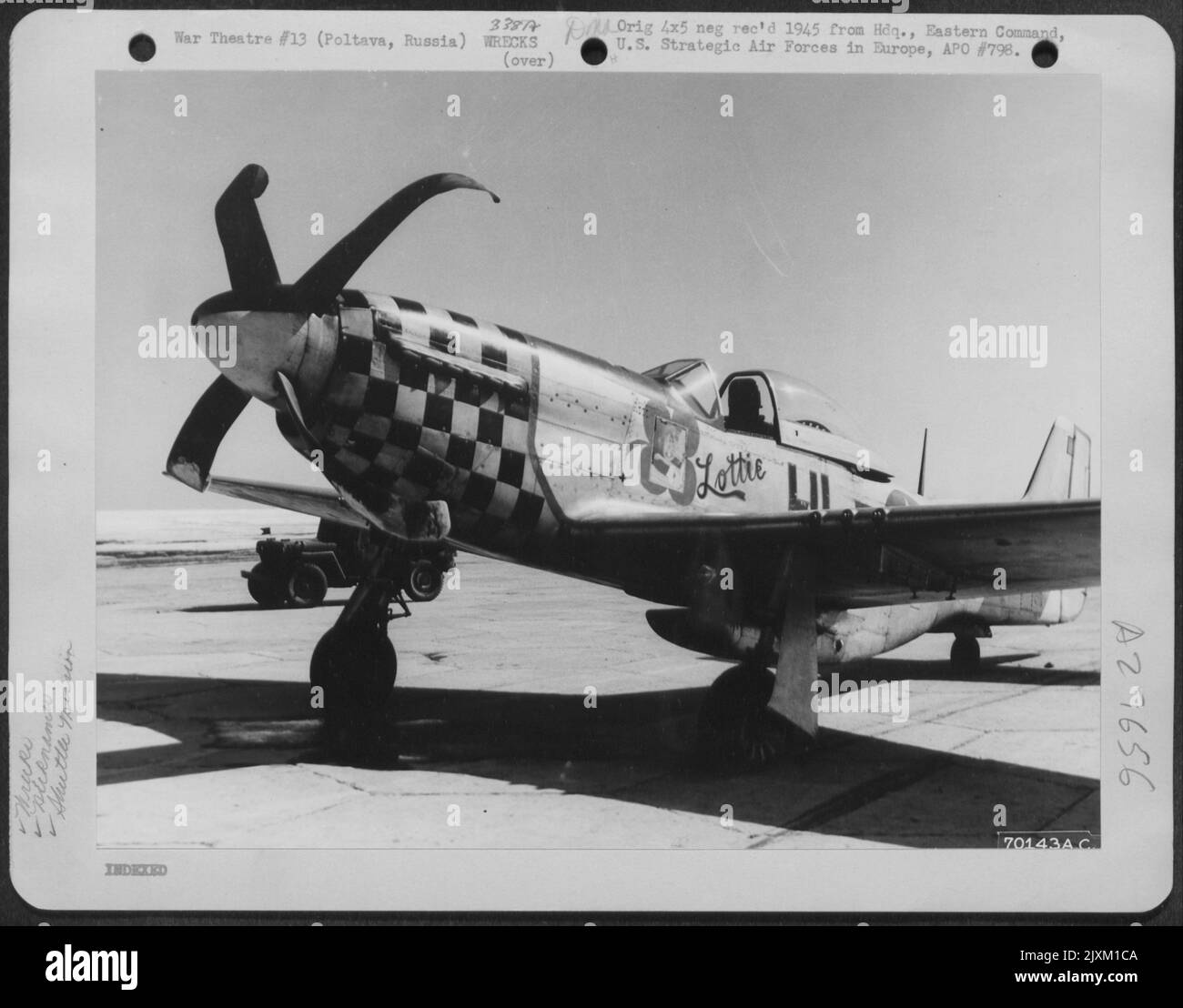 Des freins gelés ont provoqué l'écrasement du P-51 nord-américain « LOTTIE » lorsqu'il est arrivé pour un atterrissage à la base aérienne de Poltava, l'une des bases de mission de navette en Russie. 26 mars 1945. Banque D'Images