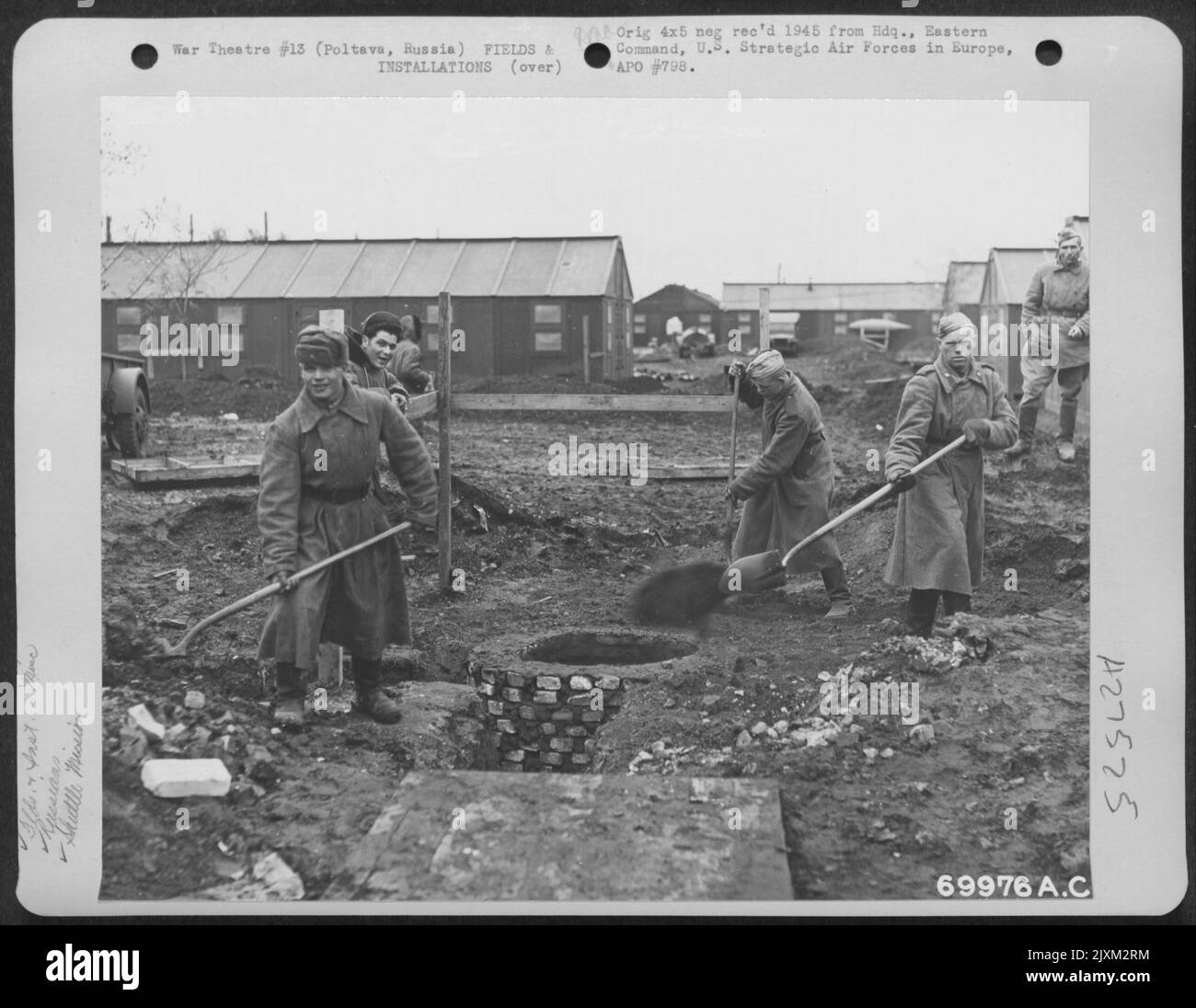 Des soldats russes et une zone hors niveau de GI américaine, qui font partie des travaux de construction en cours à la base aérienne de Poltava en Russie en octobre 1944. NAVETTE RUSSE MISISON. Banque D'Images