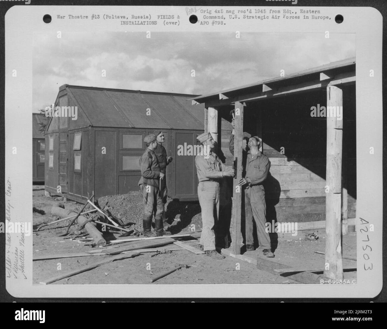 Les GI américains et les soldats russes travaillent ensemble à la construction de casernes à la base aérienne soviétique Poltava en Russie. Les casernes hébergent le personnel participant à la navette russe misisons. 1944. Banque D'Images
