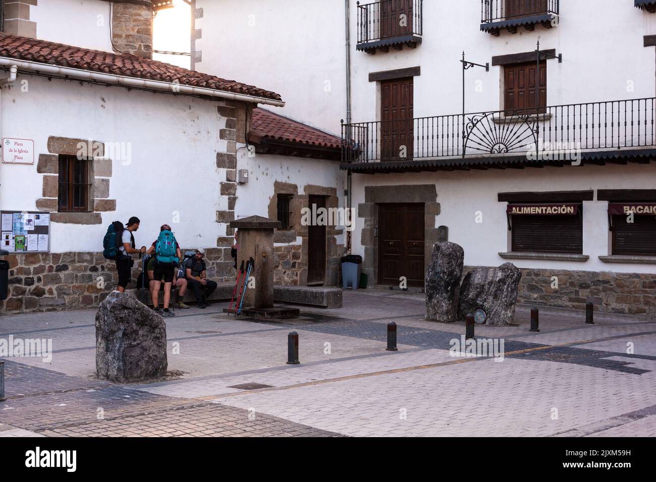 Zubiri, Espagne - Juli, 30: Les randonneurs à l'extérieur de l'auberge Pilgrim en début de matinée sont prêts à commencer pour la prochaine route le long du chemin de St James Pilgr Banque D'Images